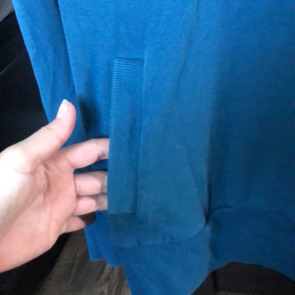 🪷 5/$10 🪷 Banana Republic sweater. Two white spots in the back - Picture 5 of 6